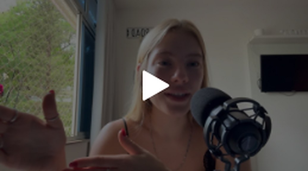Prévia do podcast vamos pro divã?, com uma pessoa falando diante de um microfone